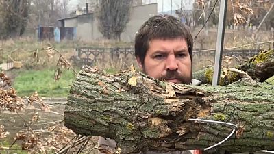 Un habitant de Siversk transportant du bois