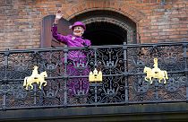 La regina Margherita II di Danimarca saluta i sudditi dal balcone durante le celebrazioni per il giubileo