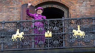 La regina Margherita II di Danimarca saluta i sudditi dal balcone durante le celebrazioni per il giubileo