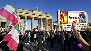 Almanya'nın başkenti Berlin'in sembollerinden olan Brandenburg Kapısı'nda toplanan İranlılar, İran yönetimini protesto etti (7 Ekim 2022)