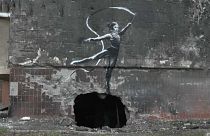 Banksy deixa obra da sua autoria em prédio bombardeado em Borodyanka, Ucrânia