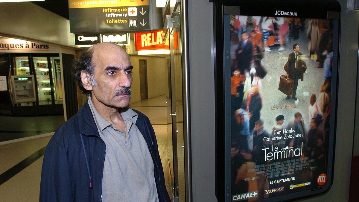 اللاجئ الإيراني مهران كريمي نصيري داخل مطار شارل ديغول رواسي بباريس 08/12/2004