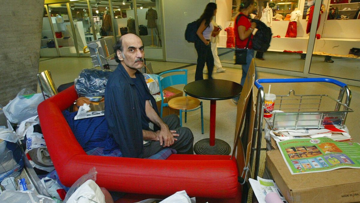 مهران کریمی ناصری، فرودگاه شارل دوگل در سال ۲۰۰۴ میلادی و در ۵۹ سالگی 