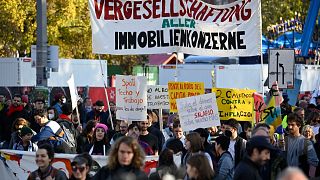 Almanya'nın başkenti Berlin'de binlerce kişi enerji ve yaşam maliyetlerinin artmasını protesto etti