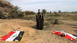 رجل يصلي في مقبرة تحتوي على رفات أشخاص قتلوا في مجزرة سبايكر 