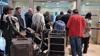 مسافرون ينتظرون لساعات بعد تعليق الرحلات في مطار فالنسيا