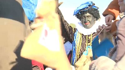 San Nicolás ha llegado a la ciudad holandesa de La Haya con sus ayudantes.