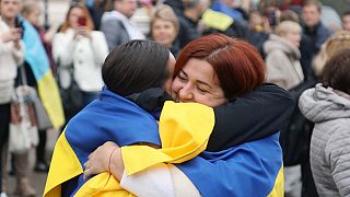 Παρά τις δυσκολίες οι κάτοικοι της Χερσώνας γιορτάζουν την απελευθέρωση από τους Ρώσους