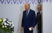 El presidente de Estados Unidos, Joe Biden, camina con el primer ministro australiano, Anthony Albanese, hacia una reunión durante la cumbre ASEAN, el domingo 13 de noviembre 
