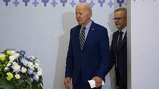 El presidente de Estados Unidos, Joe Biden, camina con el primer ministro australiano, Anthony Albanese, hacia una reunión durante la cumbre ASEAN, el domingo 13 de noviembre