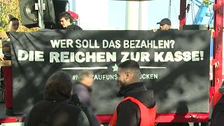 "Já não conseguimos comprar kebabs", lê-se num cartaz exibido durante a manifestação em Berlim, Alemanha