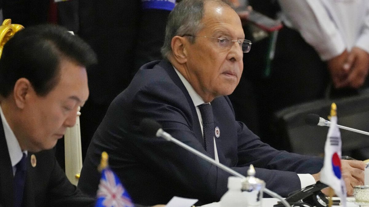 Καθισμένος δίπλα στον Πρόεδρο της Νότιας Κορέας Yoon Suk Yeol, ο Ρώσος υπουργός Εξωτερικών Σεργκέι Λαβρόφ ακούει κατά τη διάρκεια συνεδρίασης της AANZTA