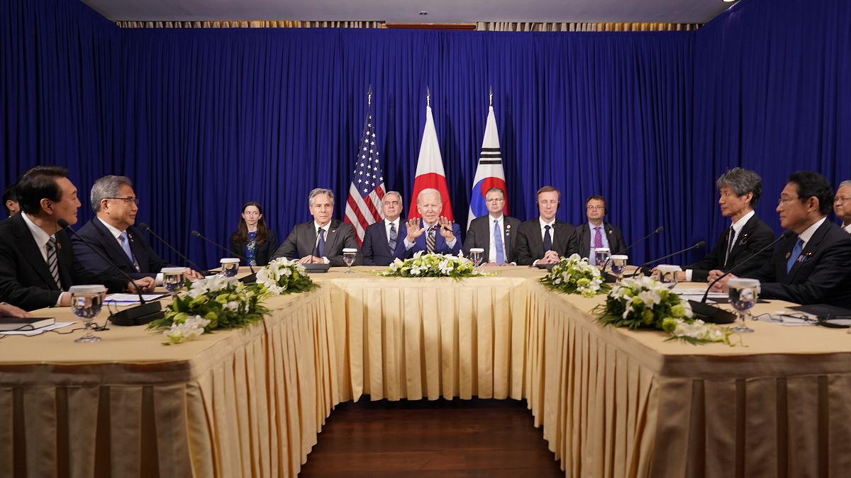 Treffen zwischen Südkoreas Präsident Yoon Sek Yeol, US-Präsident Joe Biden und Japans Ministerpräsident Fumio Kishida am Rande des Asean-Gipfels in Phnom Penh.