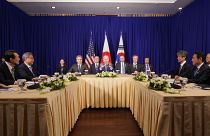 ABD Başkanı Joe Biden (ortada), Güney Kore Devlet Başkanı Yoon Suk Yeol (sol) ve Japonya Başbakanı Fumio Kişida (sağ) ile görüştü