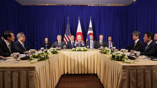 ABD Başkanı Joe Biden (ortada), Güney Kore Devlet Başkanı Yoon Suk Yeol (sol) ve Japonya Başbakanı Fumio Kişida (sağ) ile görüştü