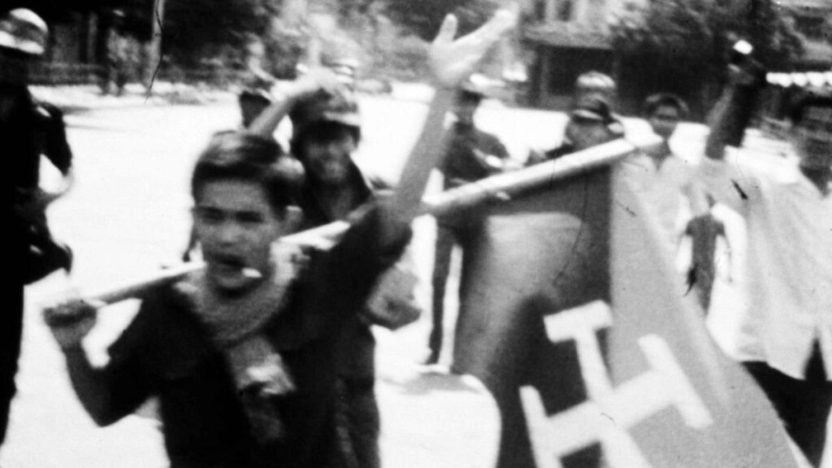 Φωτό από το 1975 - Στρατιώτης των Χμερ Ρουζ πανηγυρίζει στην πρωτεύουσα για την κατάληψη της εξουσίας