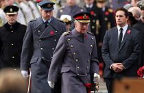 El rey Carlos III de Inglaterra acompañado por su hijo Guillermo, el príncipe de Gales, durante la ceremonia del Domindo del Recuerdo en Londres, el 13 de noviembre de 2022.