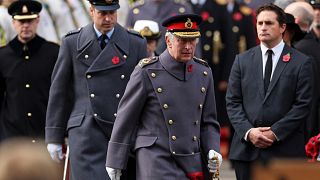 El rey Carlos III de Inglaterra acompañado por su hijo Guillermo, el príncipe de Gales, durante la ceremonia del Domindo del Recuerdo en Londres, el 13 de noviembre de 2022.