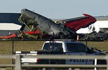 Dos aviones militares históricos se han estrellado tras colisionar durante un espectáculo aéreo en Dallas, Texas.