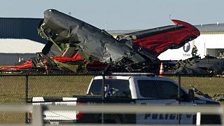 Teile einer der abgestürzten Maschinen auf dem Flugplatz im US-Bundesstaat Texas