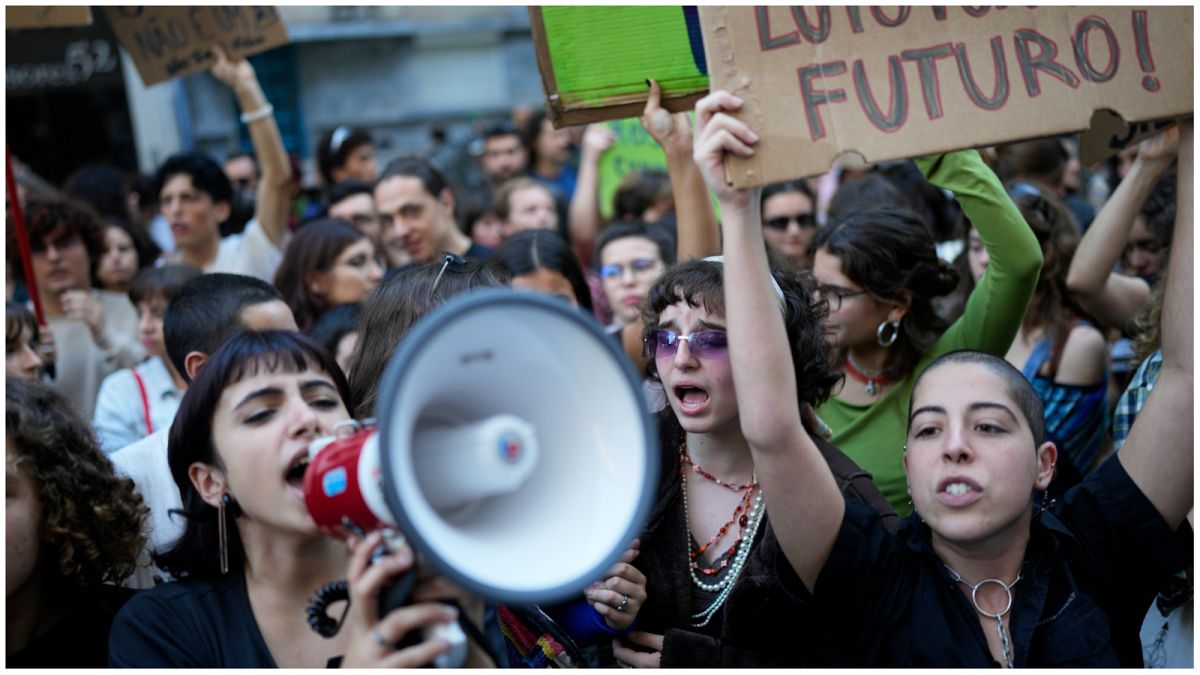 محتجون من أنصار حماية البيئة في شوارع لشبونة-البرتغال