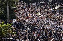 Milhares de manifestantes contestaram política local de saúde, em Madrid, Espanha