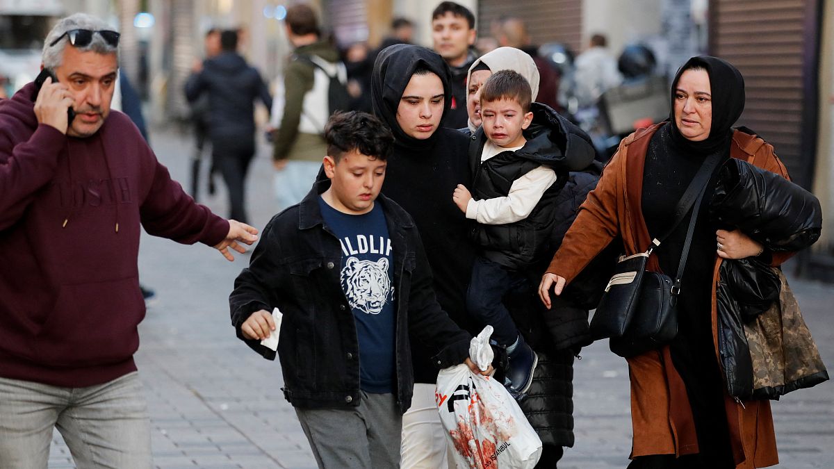 الصورة لعائلة كانت موجودة في شارع الاستقلال المزدحم في اسطنبول خلال وقوع الانفجار