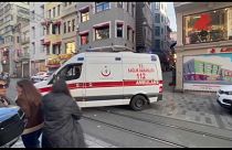 Ambulancia desplazada tras la explosión en Istiqlal, calle comercial en el corazón de Istanbul