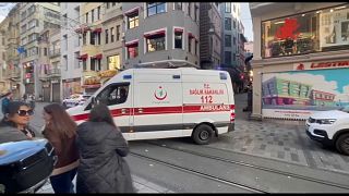 Ambulancia desplazada tras la explosión en Istiqlal, calle comercial en el corazón de Istanbul