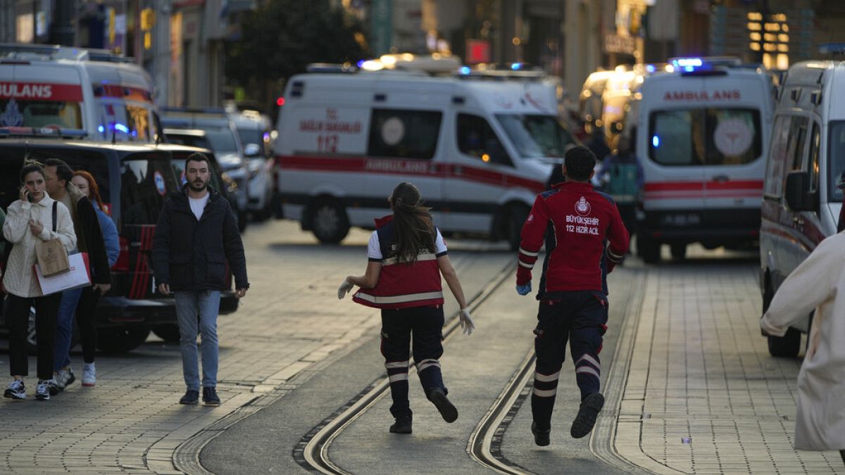 Sicherheitskräfte und Krankenwagen am Tatort nach einer Explosion in der beliebten Istanbuler Fußgängerzone Istiklal-Straße.