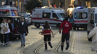 Sicherheitskräfte und Krankenwagen am Tatort nach einer Explosion in der beliebten Istanbuler Fußgängerzone Istiklal-Straße.