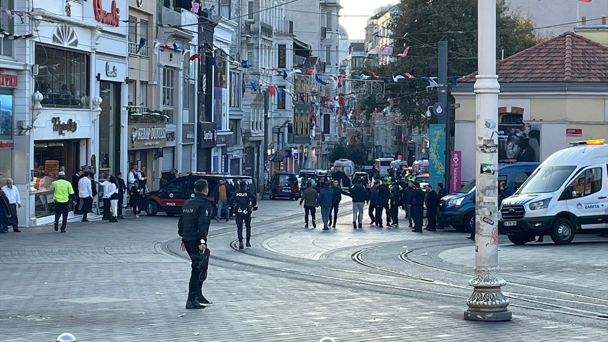 Taksim İstiklal Caddesi'nde gerçekleşen patlama nedeniyle bölgeye çok sayıda itfaiye, polis ve sağlık ekibi sevk edildi