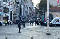 Taksim İstiklal Caddesi'nde gerçekleşen patlama nedeniyle bölgeye çok sayıda itfaiye, polis ve sağlık ekibi sevk edildi