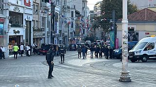 Taksim İstiklal Caddesi'nde gerçekleşen patlama nedeniyle bölgeye çok sayıda itfaiye, polis ve sağlık ekibi sevk edildi