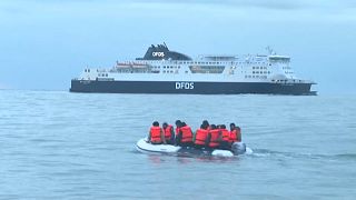 Des migrants tentent de traverser la Manche sur une embarcation de fortune.