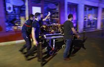 Una persona es evacuada tras el tiroteo que tuvo lugar en la sala de conciertos Bataclan en París, el 14 de noviembre de 2015. (ARCHIVO).