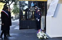 Мэр Парижа Анн Идальго и премьер-министр Франции Элизабет Борн у мемориала в память о жертвах нападения на мюзик-холл "Батаклан"