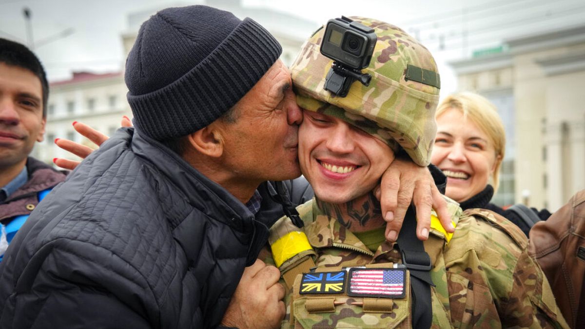 مواطن يقبل جندي أوكراني بعد دخولهم خيرسون 