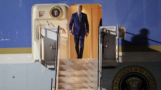 El presidente de Estados Unidos, Joe Biden, desembarca del Air Force One a su llegada para asistir a la Cumbre del G20 en en Bali, Indonesia, el 13 de noviembre de 2022.