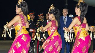 Joe Biden è arrivato in Indonesia, per il G20, accolto da un ballo tradizionale. (Bali, 13.11.2022)