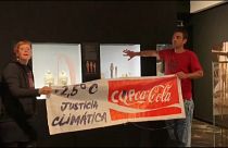Az aktivisták tiltakoznak a Coca-Cola szponzorációja ellen
