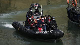 Migrantes cruzan el Canal de la Mancha