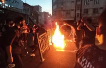 Протестующие в Тегеране блокировали улицы, разжигали костры и начинали строить баррикады