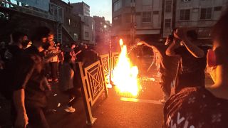 Протестующие в Тегеране блокировали улицы, разжигали костры и начинали строить баррикады