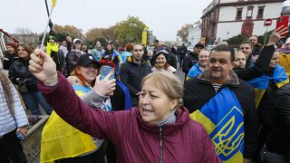Ünneplő emberek a dél-ukrajnai Odesszában 2022. november 12-én, miután az orosz fegyveres erők befejezték egységeik visszavonását Herszon városából