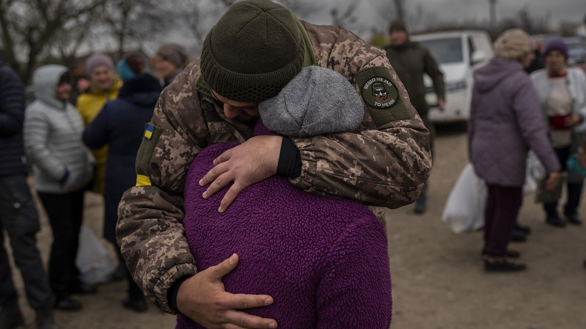 Ein ukrainischer Soldat umarmt in einem Ort nahe Cherson eine Frau, laut Nachrichtenagentur AP seine Großmutter