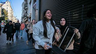 Μια γυναίκα αποχωρεί με δάκρυα στα μάτια από το σημείο της έκρηξης στο κέντρο της Κωνσταντινούπολης