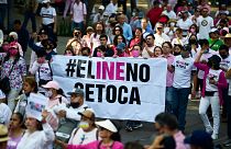 متظاهرون في مكسيكو سيتي يشاركون في مسيرة ضد الإجراءات الحكومية المحتملة لإعادة هيكلة المعهد الانتخابي الوطني.