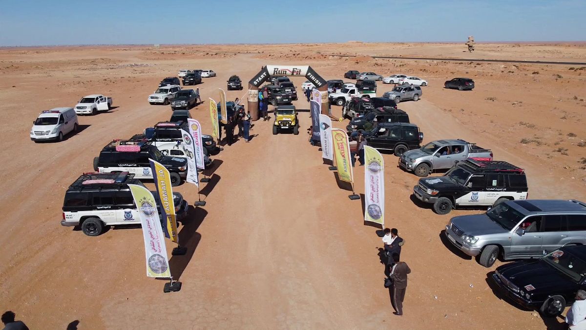 سيارات الدفع الرباعي والدراجات النارية تستعد لانطلاق النسخة الأخيرة من رالي الحمادة في الصحراء الليبية. 