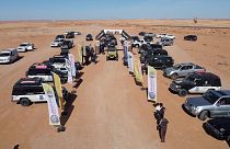 سيارات الدفع الرباعي والدراجات النارية تستعد لانطلاق النسخة الأخيرة من رالي الحمادة في الصحراء الليبية.